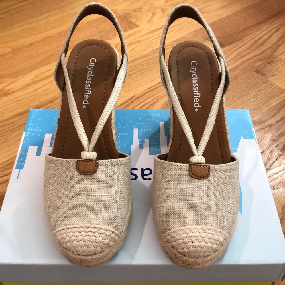Closed toe wedges